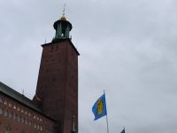 Stockholm. Stadshuset und Flagge von Stockholm