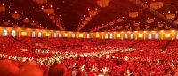 Weihnachtskonzerts von André Rieu in der MECC Arena Maastricht - Walzerpaare im ganzen Saal
