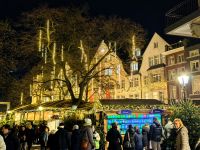 Der Aachener Weihnachtsmarkt ist schön beleuchtet, aber sehr gut gefüllt