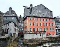 Rotes Haus von der Rückseite und Rur 