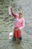 Krabbenfischer mit seiner Ausbeute - Indonesien