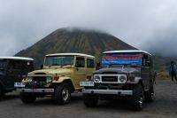 Jeeps vor dem Bromo im Bromo-Tengger-Semeru Nationalpark- Indonesien