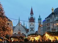 Weihnachtsmarkt auf dem Marienplatz - im Hintergrund das Alte Rathaus und der Alte Peter