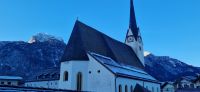 Weihn_Salzbg.: Dorfkirche Abtenau vor Tennengebirge