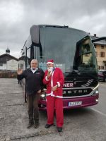 Unser Busfahrer  Max mit dem Weihnachtsmann