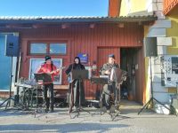 An fast jeder Station werden wir mit Musik begrüßt