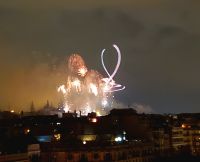 Zentrales Feuerwerk am Fuß des Montjuic. Silvester in Barcelona (Petit).