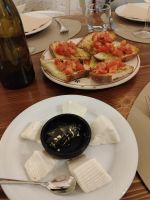 Weinprobe mit verschiedenen lokalen Spezialitäten 