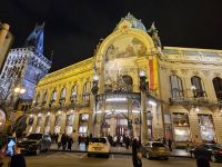 Prag, Gemeindehaus und Pulverturm bei Nacht