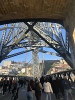 Blick unter der Brücke hindurch 