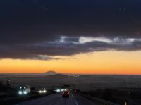Fahrt bei Sonnenaufgang durch das Böhmische Mittelgebirge