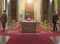 Königskrone mit Bewachern