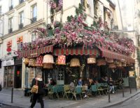 fantasievolle Dekoration am linken Seine-Ufer