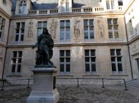 Ludwig der XIV. im Hof des Musée Carnavalet im Marais-Viertel