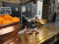 Glühwein zum Aufwärmen vor der Kirche St.Pierre am Montmartre