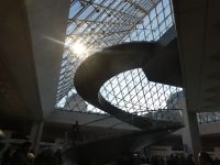 in der Pyramide am Louvre