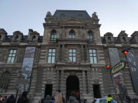 einer der Eingänge zum Louvre