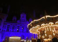 Rathaus mit Karussel im Vordergrund