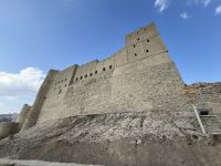 Rundgang entlang der Festung von Bahla 