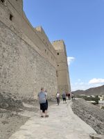 Rundgang entlang der Festung von Bahla 