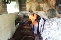 Guide Iwan erklärt die Kaffee Röstung auf Bali - Indonesien