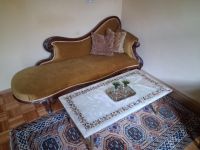 Ottomane mit Marmortisch im Hotelzimmer im Schloss Zeilitzheim