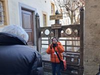 Unsere Gästeführerin erklärt den Pranger für die Sünder