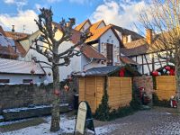 Kleiner Hinterhof mit Vogelhäuschenfassade