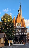 Blick vom Markt auf das Historische Rathaus im Weihnachtsschmuck  