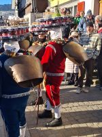Riesige Schellen werden getragen