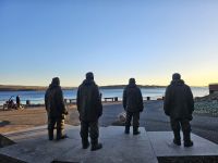 Die Entdecker mit Blick auf das Wasser