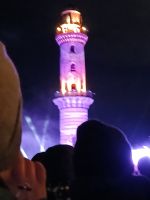 der Leuchtturm tauchte in verschiedene farbige Lichter