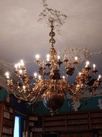 22 Leuchter in der Bibliothek