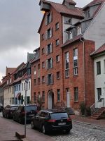  ein altes Speicherhaus mit Seilwinde