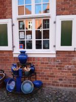  Kleine Handwerksgeschäfte prägen die Strasse.