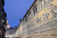 Fürstenzug und im Hintergrund die Frauenkirche.