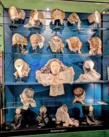 Verschiedene aufwendig gearbeitete Kopfbedeckungen.