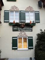 73-der Bürgermeister grüßt am Rathaus