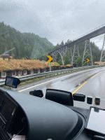 Polarbahnbrücke und Grasdächer