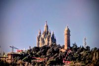 Blick auf den Tibidabo mit Basilika, Freizeitpark und Wasserturm.