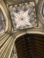 unter dem 110 Meter hohen Vierungsturm