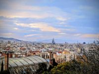 Die Sagrada Familia thront im Hintergrund.