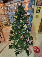 Weihnachtsbaum mit Keramikschmuck