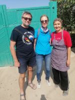 Teepause am Issyk-Kul-See bei einer einheimischen Familie: unsere Gastgeberin (links im Bild mit Elena und Andrej)