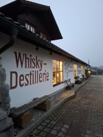 und Whisky-Destillerie