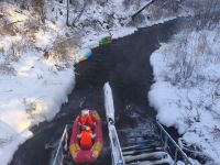 Schlauchbootfahrt durch die Winterlandschaft in Changbaishan - China