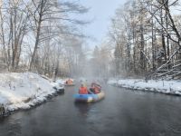 Schlauchbootfahrt durch die Winterlandschaft in Changbaishan - China