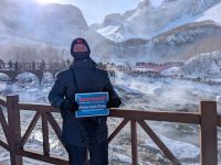 Reisebegleiter Sten Bernhardt vor den Heißen Quellen im Changbaishan Nationalpark in China 
