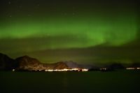 Polarlicht über dem Vestfjord und dem Lofoten Archipel