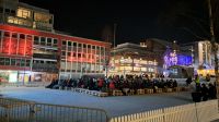 Tromsø - Friluftsliv - Freiluftleben - Filmfestival mitten im Winter auf dem Hauptplatz auf Rentierfellen sitzend